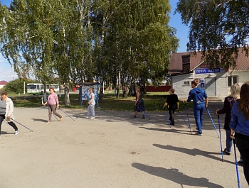 14 августа на базе библиотеки с. Ленино прошёл мастер-класс по скандинавской ходьбе.  