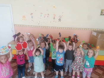 Администрация сельского поселения Ленинский сельсовет совместно со спонсорами подарили младшей группе МБДОУ Детскому саду «Ручеек» игрушки. 